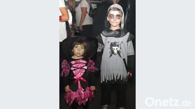 Kleine Hexe Emilia (eineinhalb Jahre) und Beschützer Antonio mit Rüstung und Dolch. Bild: Dobmeier