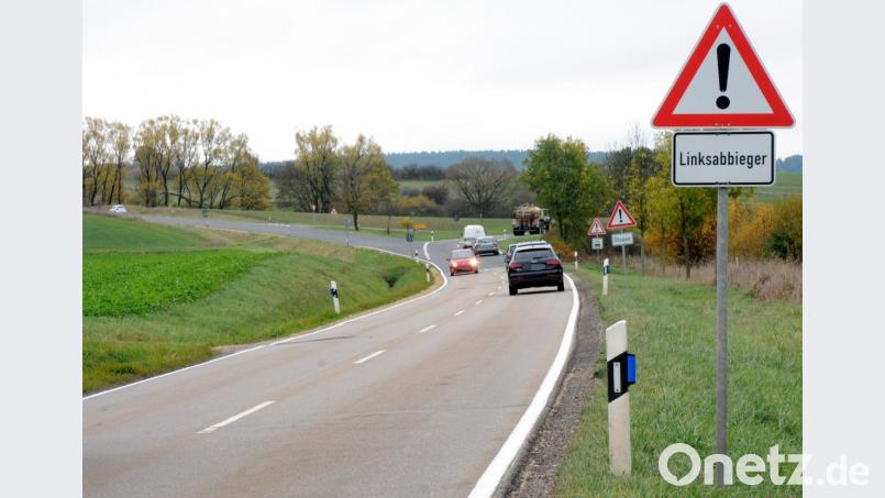 Eine neuralgische Stelle auf der gut ausgebauten Kreisstraße AS 30 zwischen Immenstetten und Raigering: die Abzweigung nach Aschach ohne Linksabbiegespur. In der vergangenen Woche wurden hier bei einem Unfall vier Menschen schwer verletzt. Bild: Stephan Huber