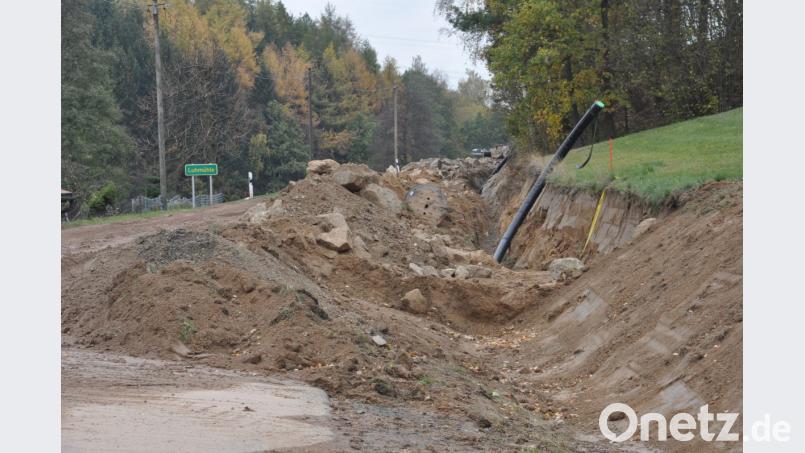 Zwischen Lämersdorf und Hammer ist die Kreisstraße NEW 23 derzeit komplett für den Verkehr gesperrt. Grund ist die Verlegung des Wärmeleitungsnetzes vom Bioenergielandwirt Mitlmeier bis zum Sägewerk Herold. Bild: dob