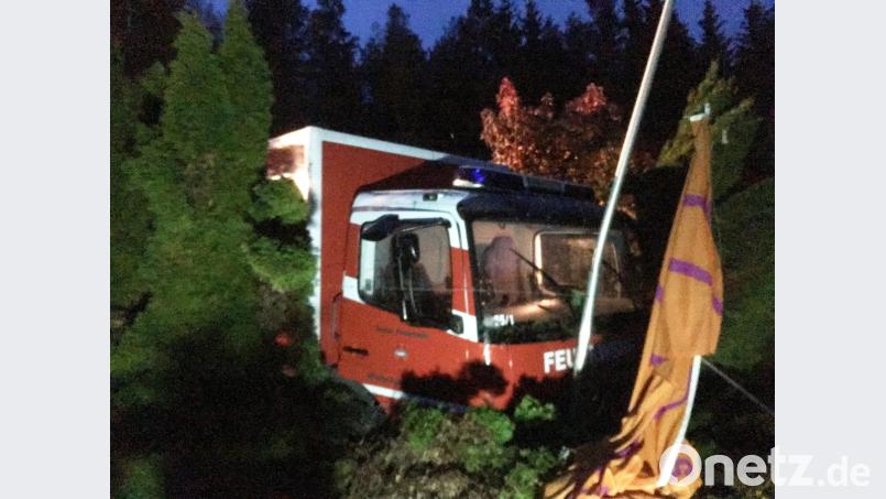 Das Feuerwehrauto kracht gegen den Zaun. Bild: Beer