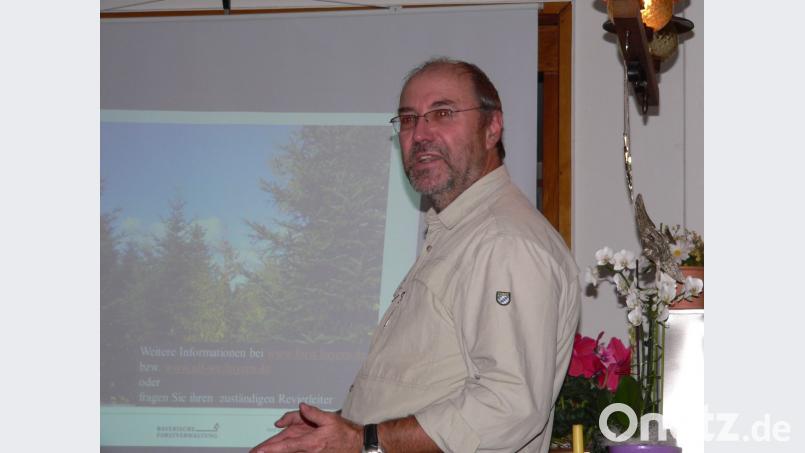 Ohne Maschine zur Sicherung sei die Beseitigung von Windwurf absolut lebensgefährlich, legt Forstamtsrat Matthias Rupp den Waldbauern in der Gebietsversammlung ans Herz. Bild: rn