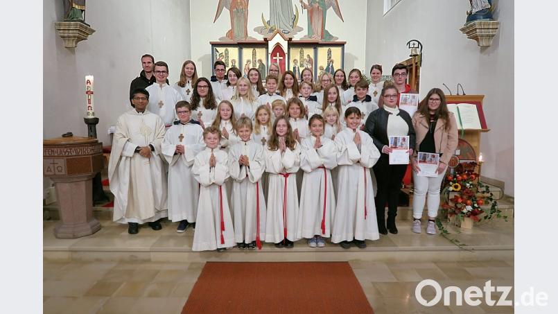 Pfarrer Joseph (links) begrüßte bei einem feierlichen Gottesdienst fünf neue Ministranten in der Pfarrei „Maria Immaculata“. Die drei Mädchen und zwei Buben (vorne) wurden von dem Priester, den restlichen „Lausbuben Gottes“ und Betreuer Carsten Klöble (hinten links) in die Gemeinschaft eingeführt und willkommen geheißen. Mit Erinnerungsurkunden wurden die scheidenden Ministranten (rechts) verabschiedet. Bild: bsc