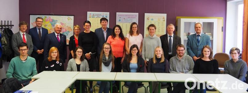 Tschechisch-Studenten der Dolmetscher-Fachakademie Weiden zusammen mit ihren Gästen von der Schulverwaltung des Bezirks Pilsen und der Bezirksregierung Regensburg. Mit dabei die Studiendirektoren Thomas Neumann und Andrea Hielscher (stehend, Erster und Vierte von links). Bild: Bühner