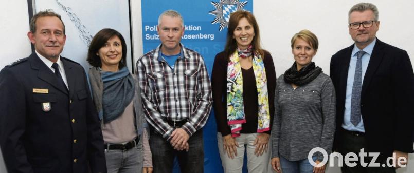 Erster Polizeihauptkommissar Michael Kernebeck (links) und Bürgermeister Michael Göth (rechts) mit den vier Geehrten, die sie um weiteres Engagement baten (von links): Inna Lehnerer, Arno Thomeczek, Regina Schärtl und Andrea Zeitler. Bild: ge