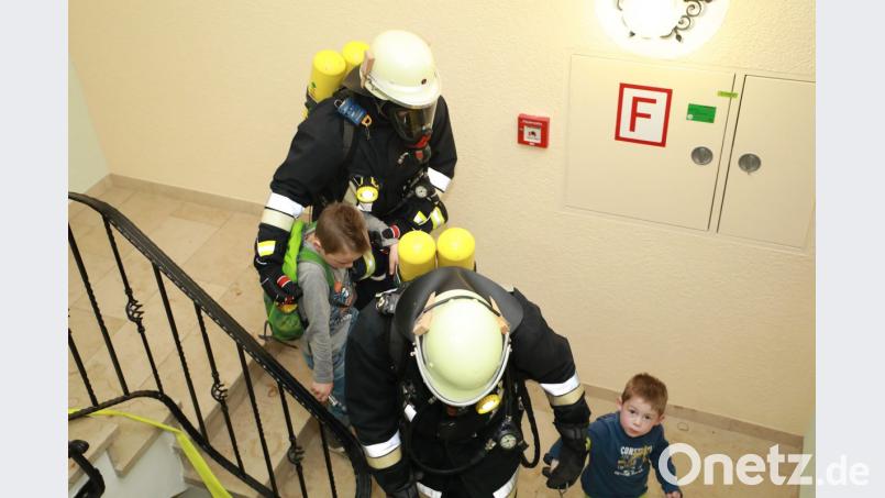 Atemschutzträger bringen Kinder in Sicherheit. Bild: njn