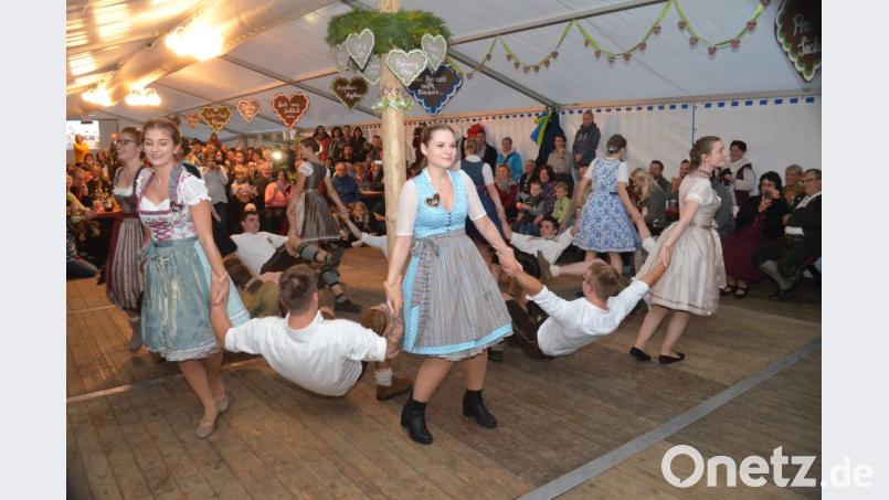 Die Kirwamädls legen sich mächtig ins Zeug, um ihre Burschen zu händeln. Bild: fz