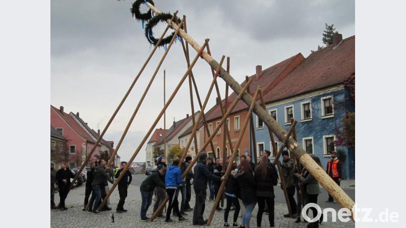 Und hepp: Die Männer stemmen den Kirwabaum in die Höhe. Bild: mh