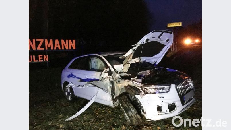Der Audi der Frau schleudert in den Graben. Bild: exb