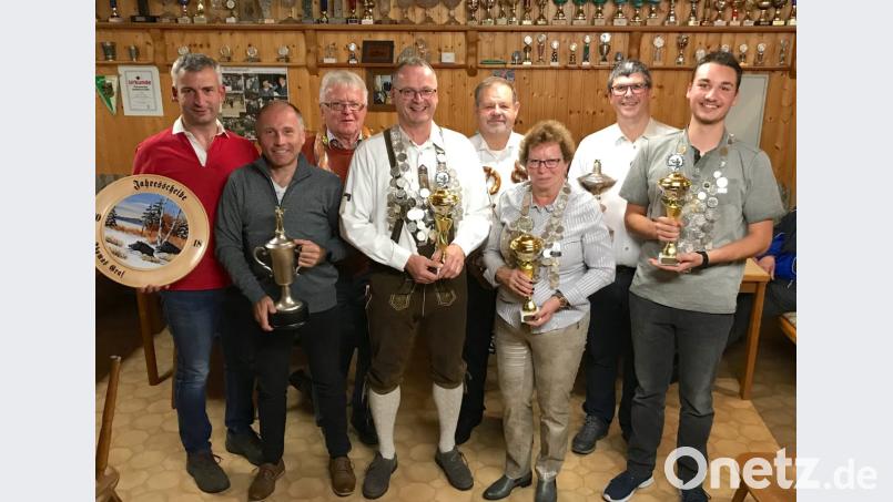 Die erfolgreichen Schützen: (von links) Erich Flor (mit der Jahresscheibe), Mario Laubert, Eduard Frauenreuther, Thomas Graf, Josef Bachmayer, Freia Bachmayer, Rüdiger Hettler und Benedikt Hösl. Bild: jub