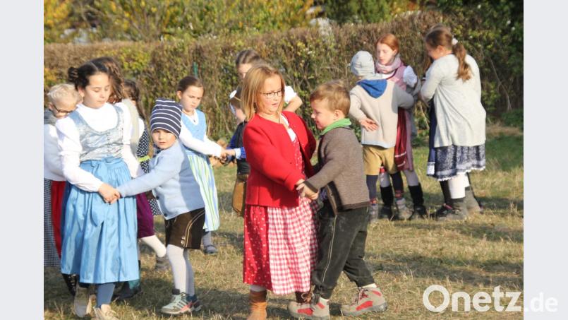 Der begeisterte Kirwanachwuchs der Faschterer Kirwaleut hatte sichtlich Spaß beim Baumaustanzen und schaffte es im Nu, den Funken der Begeisterung und ihre Freude auf die Zuschauer überspringen zu lassen. Bild: ads