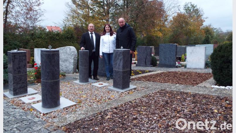 Stelen werden bei der Bestattung weiterhin favorisiert. Bürgermeister Roland Strehl sowie Gerhard Büttner und Cornelia Büttner (Funeral Technique Hohenburg) sehen sich vor bereits bestehenden Stelen nach weiteren solcher Möglichkeiten im Kümmersbrucker Friedhof um. Bild: e