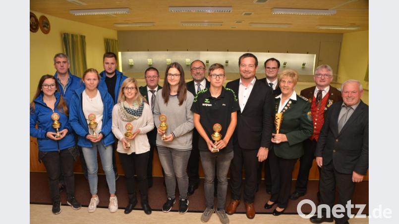 SPD-Bundestagsabgeordneter Uli Grötsch (Fünfter von rechts) tritt bei dem gauübergreifenden Wettbewerb als Sponsor auf. Die Sieger durften rot-goldene Pokale in Empfang nehmen. Bild: dob