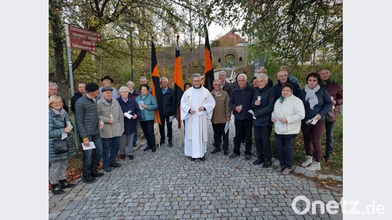 Die Kolpingsfamilien aus dem Bezirksverband Schwandorf feierten zusammen mit Bezirkspräses Hannes Lorenz (Mitte) rund um die Nabburger Altstadt mit einem eindrucksvollen Stationengottesdienst den Weltgebetstag und stellten dabei die Schöpfung in den Mittelpunkt. Bild: hir