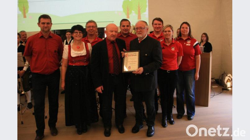 Herbert Bauer (vorne rechts) wird von der DJK Falkenberg zum Ehrenmitglied ernannt. Im Namen des Vereins gratuliert Vorsitzender Hubert Mark (Zweiter von rechts). Bild: wro