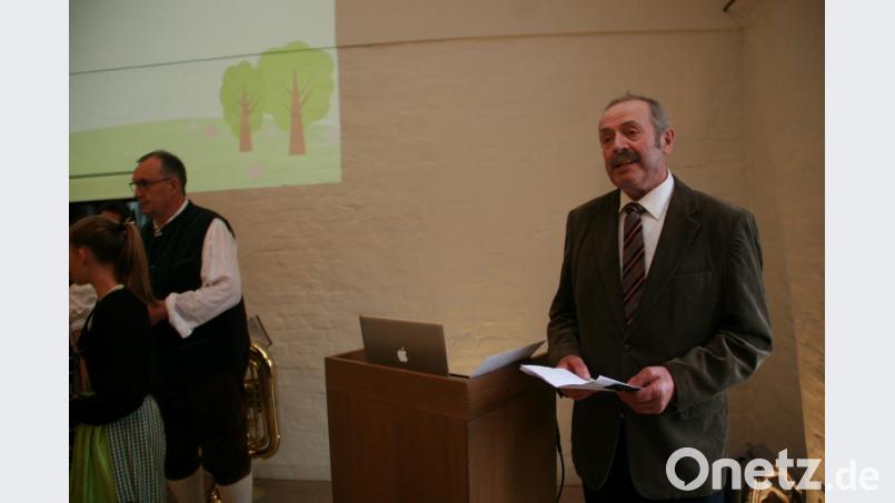 Im Namen der Marktgemeinde überbringt 2. Bürgermeister Bernhard Schuller die Glückwünsche. Das Geschenk sei am Burgaufgang aufgestellt, sagte er und bat darum, einen Blick nach draußen zu werfen. Bild: wro