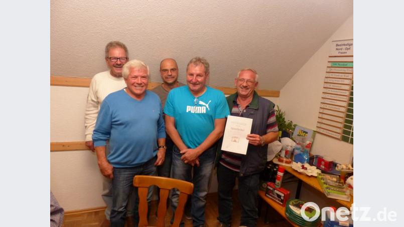 Der Ehrenvorsitzende Georg Kick hat beim Preisschafkopf die besten Karten. Bild: hme