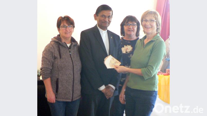 Pfarrer Augustin Lobo (Mitte) freut sich sehr, als ihm Gertrud Lehner, Heidi Trenz (von rechts) sowie Birgit Strauß (links) acht braune Geldscheine übergeben. Die 400 Euro sind der Beitrag des Missionskreises zu den Nebenkosten des Pfarrzentrums Sankt Josef. Bild: lep