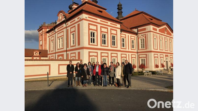 Gruppe von Oberpfälzer Gästeführern auf Exkursion zu Barockschätzen in Westböhmen, hier vor der Probstei und Wallfahrtskirche Marianská Týnice (Maria Teinitz) Bild: eib