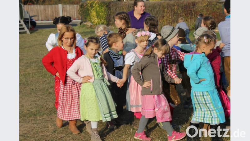 Eine der Besonderheiten der FaschtererKirwa ist das Baumaustanzen durch den Kirwanachwuchs der Kirwaleut. Die 12 kleinen Kirwapaare bewiesen auch heuer, dass sie den großen Kirwapaaren in keiner Weise hinterherstehen, wenn es darum geht, für einen Höhepunkt der Kirwa mit Unterhaltungswert zu sorgen. Bild: ads