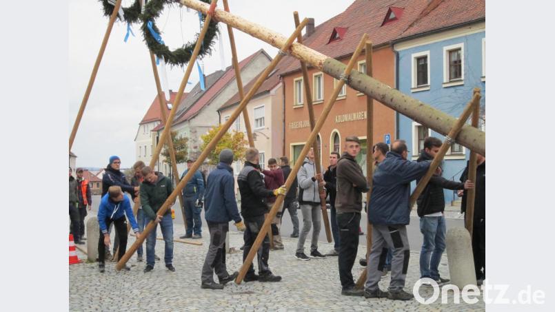 Und hepp: Die Männer stemmen den Kirwabaum in die Höhe. Bild: mh