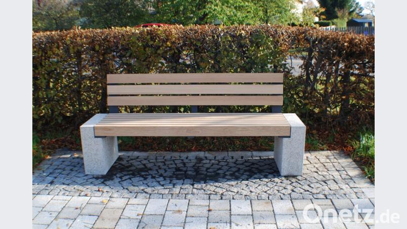 Die ersten neuen Tische und Bänke im Rahmen des Ausbaus des Kurwegenetzes wurden am Festplatz in Neualbenreuth aufgestellt. Bild: enz