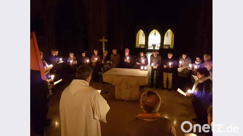 Den Abschluss und Höhepunkt fand der Stationengottesdienst in der Nabburger Pfarrkirche, die nur durch Kerzenschein erhellt wurde. Bild: hir