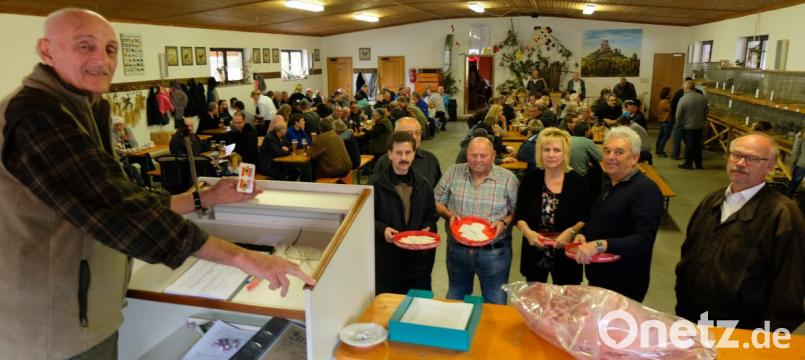 Bei der Versteigerung ist Ehrenvorsitzender Horst Sommer in seinem Element. Bild: le