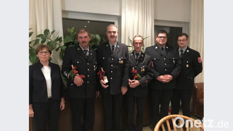 Drei Letzauer Feuerwehrmänner, die jüngst aus ihren Führungspositionen ausgeschieden sind, ehrt Bürgermeisterin Marianne Rauh besonders: (von links) die Kommandanten Christian Schwägerl und Karl Völkl und den Vorsitzenden Günter Horn, mit im Bild die Nachfolger Florian Neumann und Jürgen Götz. Bild: eig