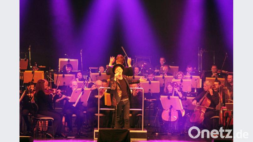 Markus Engelstaedter und die Nürnberger Symphoniker begeisterten am Sonntag mit "Heroes" in der Max-Reger-Halle. Bild: stg