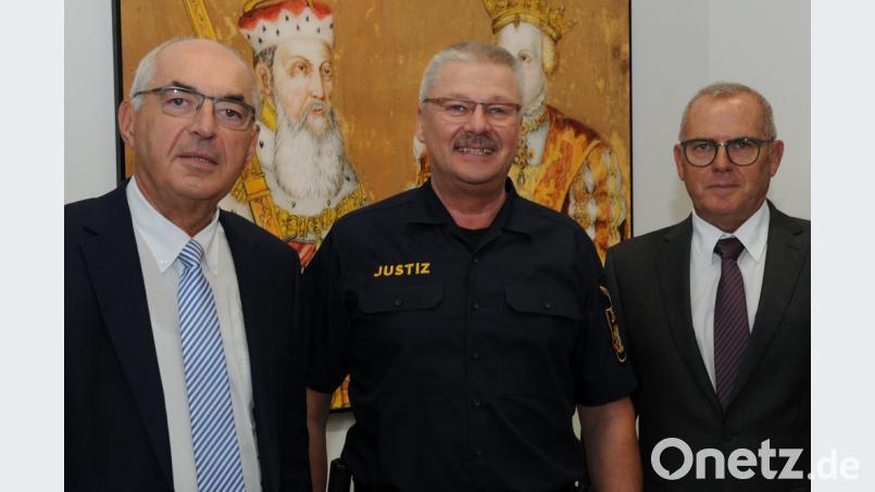 Harald Riedl (links) und Josef Auer (rechts) gratulieren Johann Schlagenhaufer. Bild: gf