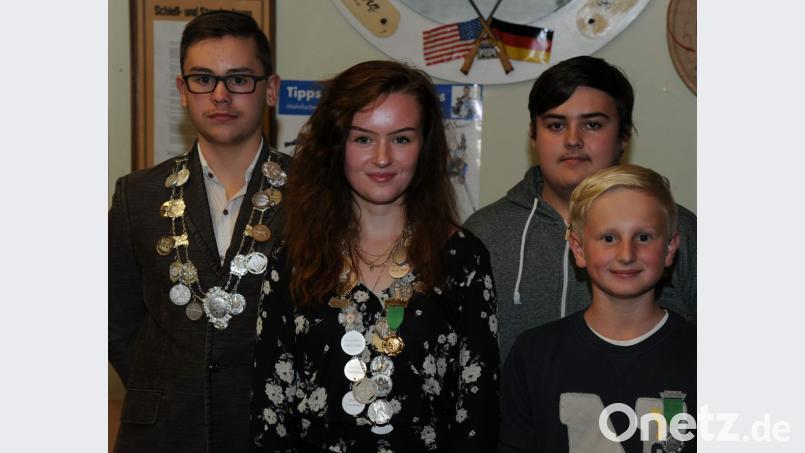 Der erfolgreiche Nachwuchs (von links): Jugendkönig Philipp Specht, Jugendliesl Pauline Halemba sowie die beiden Ritter Eduard Huck und David Lißner. Bild: gf