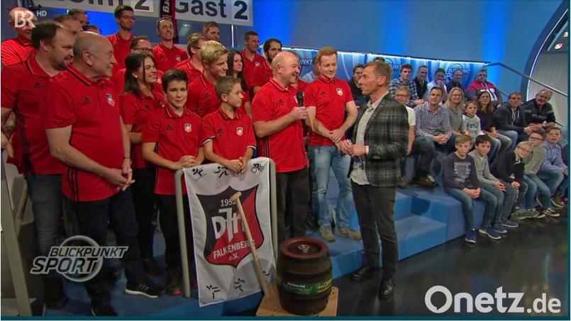 Moderator Markus Othmer interviewt im Studio auch DJK-Vorsitzenden Hubert Mark. Auch Albert Üblacker (vorne links), der Vorsitzende des Förderkreises, war mit nach München gefahren. Bild: Benkhardt