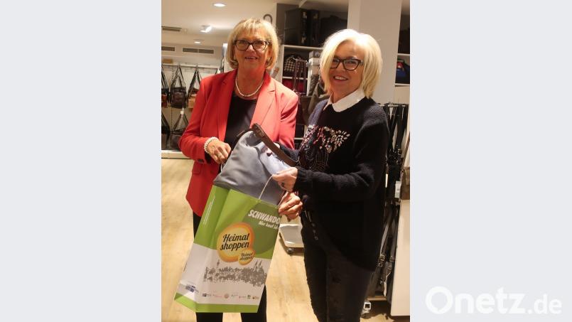Die Kunden ließen sich die Waren in die Heimatshoppen-Tüten packen. Bild: Hirsch