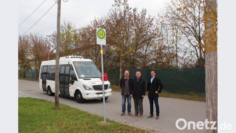 Hans-Jürgen Haas (Geschäftsleiter ZNAS), Bürgermister Josef Gilch und Jörg Bruckner an der Haltestelle Untere Zell bei der Firma Aquado im Industriegebiet Ebermannsdorf. Bild: wec