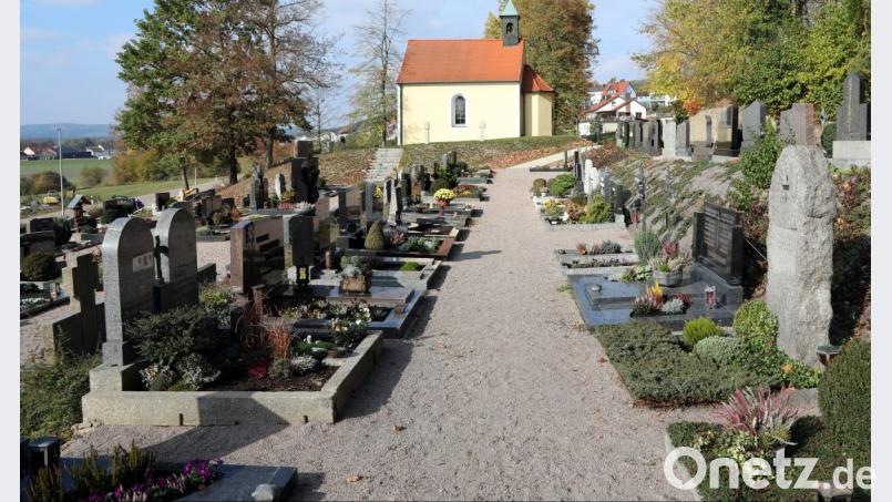Die Bestatterleistungen für die Friedhöfe Wernberg, Oberköblitz, Saltendorf und Neunaigen wurden neu ausgeschrieben und an die Firma Zwack übertragen. . Bild: Götz