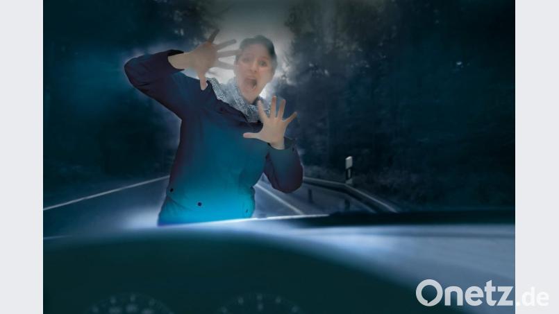 Fußgänger und Radfahrer mit dunkler Kleidung sind für Autofahrer in der Dämmerung praktisch unsichtbar (Symbolbild). Reflektierende Elemente auf Jacken und Hosen erhöhen nicht nur die Sichtbarkeit im Straßenverkehr, sie können lebensrettend sein. Bild: trendobjects/BG ETEM - Berufsgenossenschaft Energie Textil Elektro Medienerzeugnisse/obs |