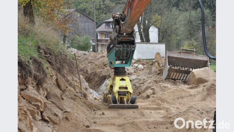 Zwischen Lämersdorf und Hammer ist die Kreisstraße NEW 23 derzeit komplett für den Verkehr gesperrt. Grund ist die Verlegung des Wärmeleitungsnetzes vom Bioenergielandwirt Mitlmeier bis zum Sägewerk Herold. Der Bagger der Firma Hierold aus Moosbach frisst sich durch Lehm und Geröll. Bild: dob