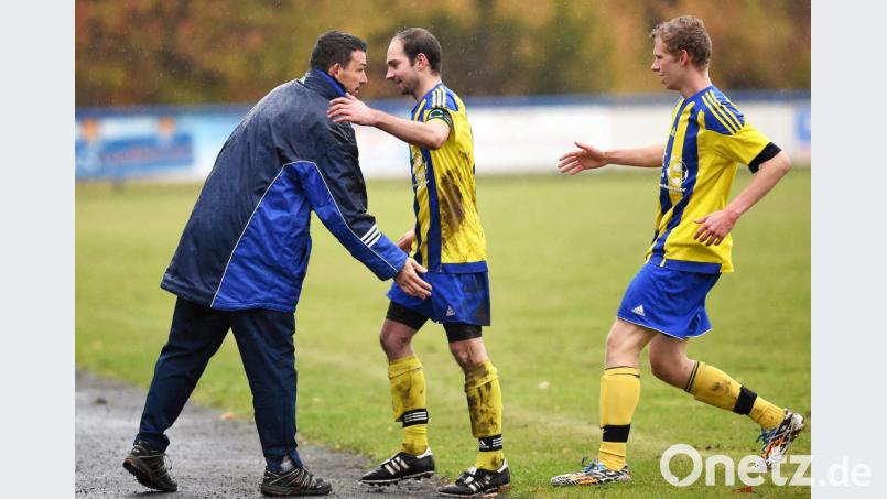 Weiherhammers Trainer Klaus Herrmann (links) beglückwünschte Sven Wunder zu seinem Treffer zum zwischenzeitlichen 2:2. Bild: btg