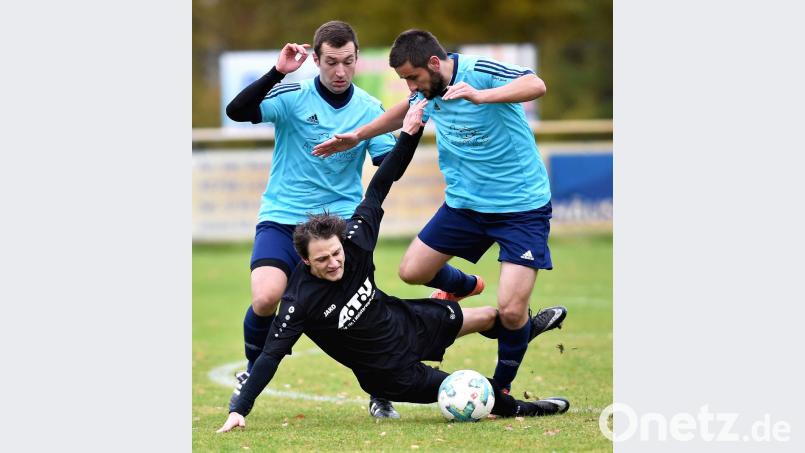 Am Ende eines turbulenten Spitzenspiels rangen Oliver Wagner (links) und der zweifache Torschütze Ermin Delic (rechts) vom FC Luhe-Markt doch noch die DJK Neustadt/WN um Armin Peter nieder. Bild: btg