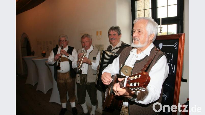 Beim Mittagessen auf Burg Falkenberg spielt die Zoiglmusik aus Falkenberg ein Ständchen. Bild: wro