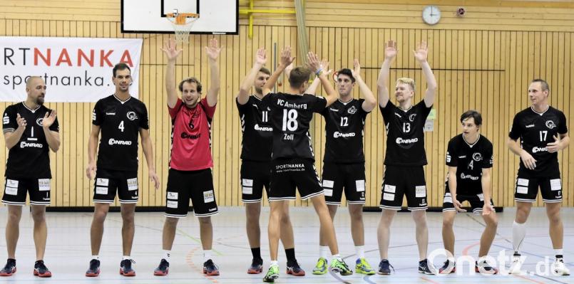 Da jubeln die Volleyballer des VC Amberg. Bild: Ziegler