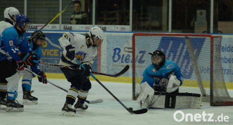 Die Bundesliga-Jugend des 1. EV Weiden feierte beim Doppel-Einsatz am vergangenen Wochenende zwei Siege: 6:2 gegen den EHC München (Szene) und 5:4 nach Penaltyschießen beim EHC Straubing. Bild: Rudi Gebert