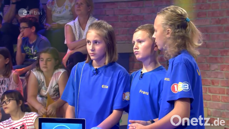 Ella Kohl, Franz Uhlmann und Vanessa Bergmann (von links nach rechts) beraten sich in der Quiz-Show "1, 2 oder 3" über die richtige Antwort. Die Anspannung ist ihnen ins Gesicht geschrieben. Bild: dob