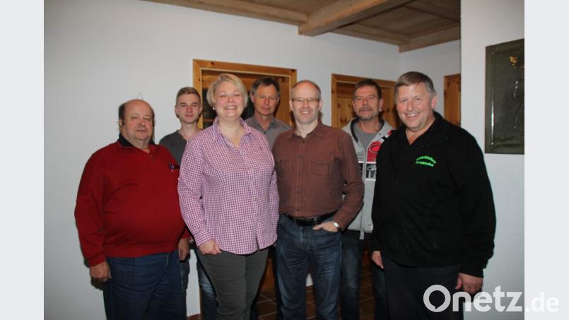 Gaujungendleiterin Martina Herrmann (dritte von links) hatte die Jugendleiter der Gau- Schützenvereine zu einer Versammlung in das Heim des Bogenclubs Oberviechtach eingeladen, um mit ihnen nach der Jahresbilanz die weitere Vorgehensweise in Sachen positiver Jugendarbeit zu besprechen. Bild: frd Bild: frd