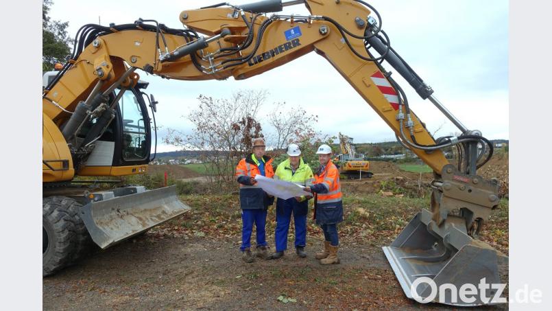 Helmut Wagner (rechts) und Robert Wegner (Mitte) weisen einen Mitarbeiter auf der Baustelle ein. Am Montag starten bereits die Grabearbeiten für die Umlegung der Gasleitung im Bereich des Waldnaabdükers. Bild: Wieder