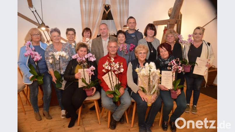 Siegerin beim Blumenschmuck-Wettbewerb ist wie im Vorjahr Gerda Scholz (sitzend, Zweite von rechts). Bild: fz
