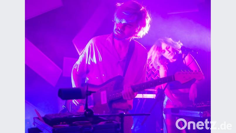 Leyya haben am Samstag sichtlich Spaß am Gig in der Sünde. Mächtige Unterstützung bekommen Markus Kleebauer und Sophie Lindinger von einer energiereichen Live-Band. Bild: otj