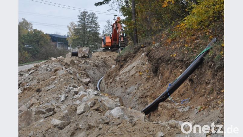Zwischen Lämersdorf und Hammer ist die Kreisstraße NEW 23 derzeit komplett für den Verkehr gesperrt. Grund ist die Verlegung des Wärmeleitungsnetzes vom Bioenergielandwirt Mitlmeier bis zum Sägewerk Herold. Bild: dob