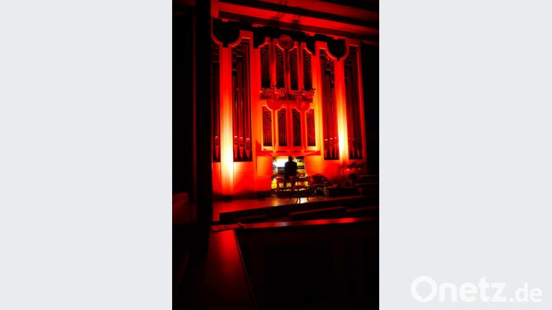 Auch die große Schmidt-Weigle-Orgel der Christuskirche ist rot erleuchtet, als Dekanatskantor Hennecke bei Vivaldis &quot;Follia&quot; alle Register zieht. Bild: gac