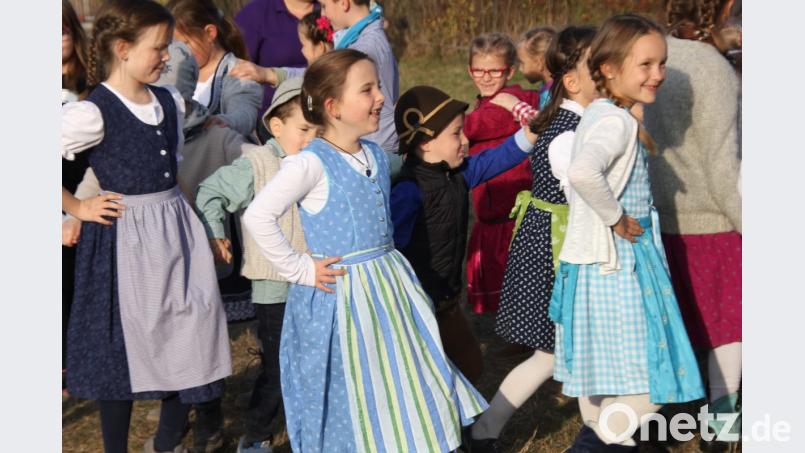 Der begeisterte Kirwanachwuchs der Faschterer Kirwaleut hatte sichtlich Spaß beim Baumaustanzen und schaffte es im Nu, den Funken der Begeisterung und ihre Freude auf die Zuschauer überspringen zu lassen. Bild: ads